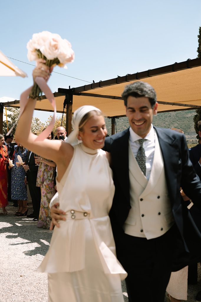 Nerea con vestido de Laura Ponte y su marido, Saimon