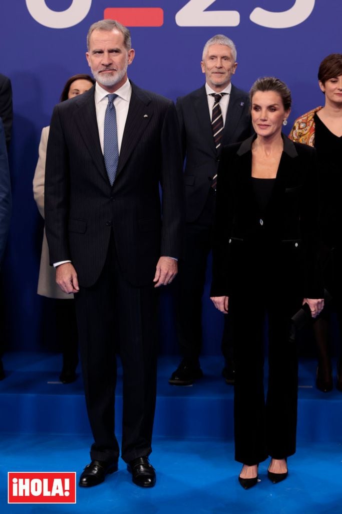 El deslumbrante acierto de la reina Letizia en su última cita del año: un traje de terciopelo con pedrería