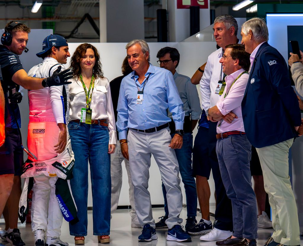 Ayuso y Almeida han compartido con Carlos Sainz y su hijo en la jornada de clasificación del Gran Premio de Fórmula 1 en Madrid
