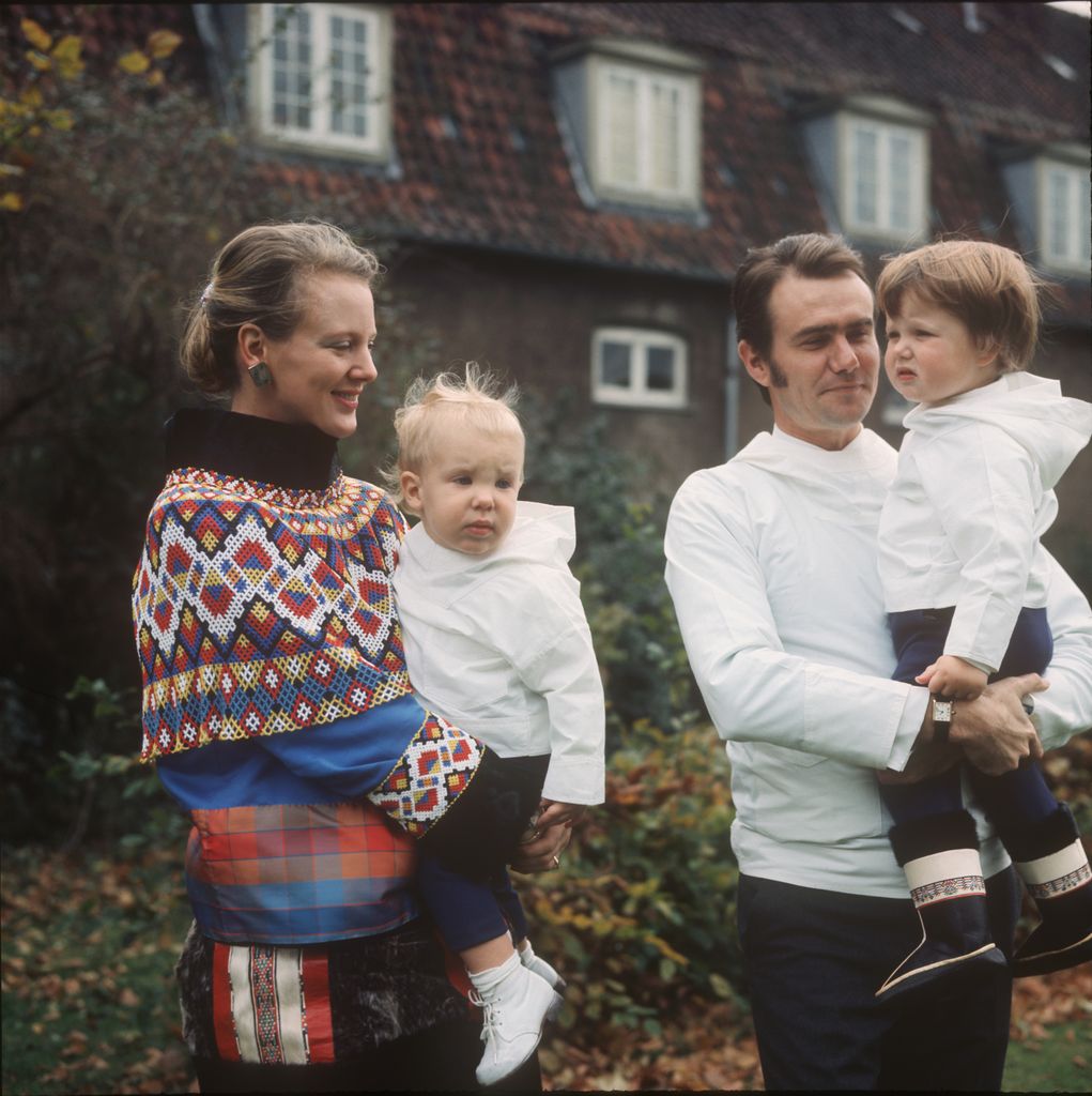 La reina Margarita y su marido, el príncipe Henrik, con sus hijos en una visita en Groenlandia en 1970
