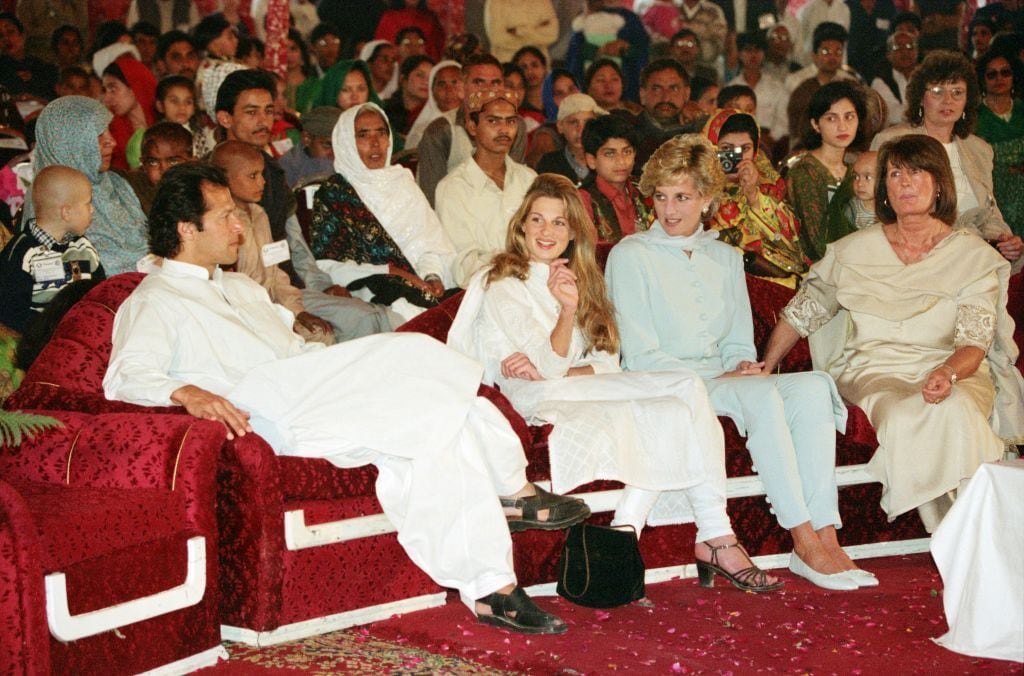 La princesa de Gales con Jemima Khan y Annabel Goldsmith en Pakistán