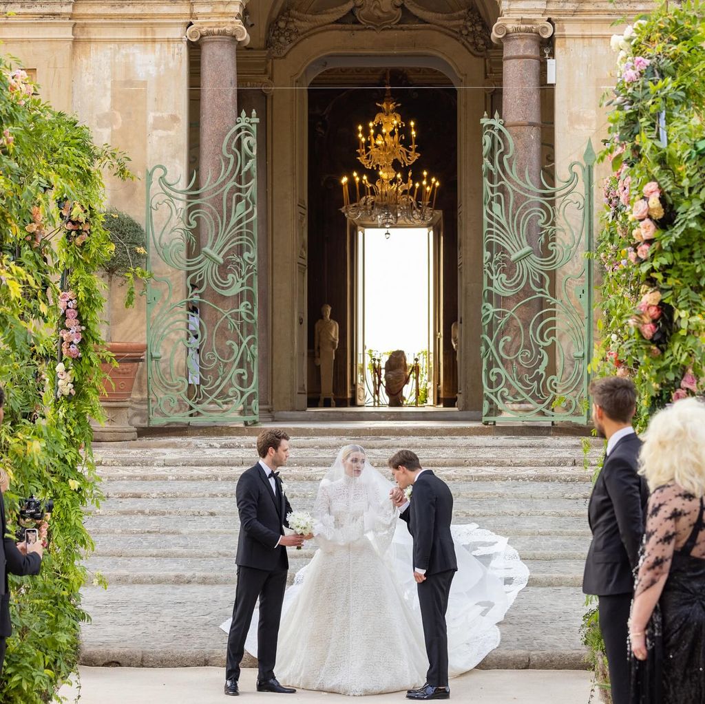 Lady Kitty Spencer el día de su boda con sus hermanos