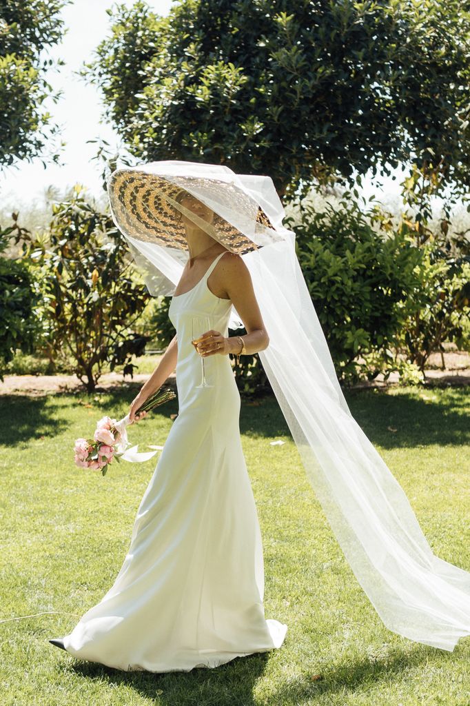 Novia con pamela bicolor y vestido de Helena Mareque