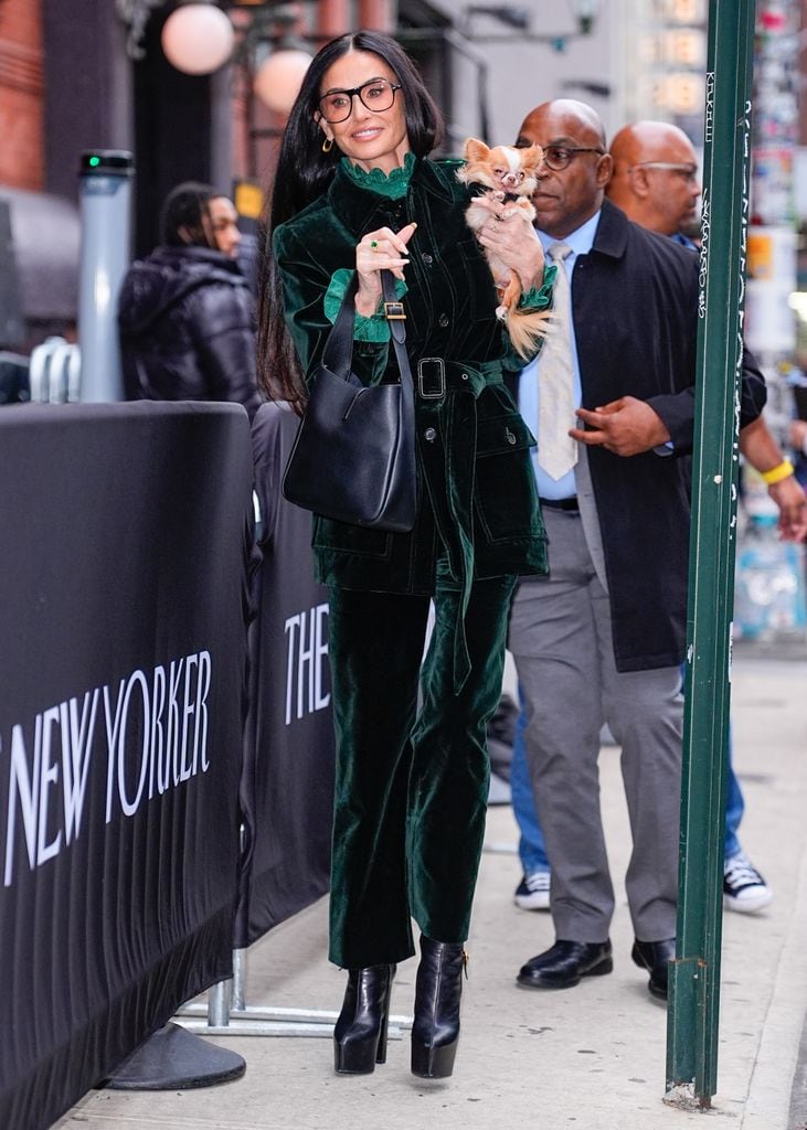 Demi Moore en Nueva York con traje verde y su chihuahua Pilaf, 2025.