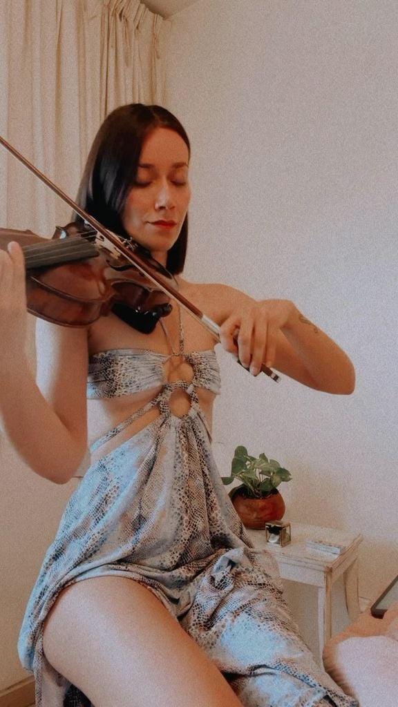 En el perfil de Esmeralda Camacho, aún figura como parte de la banda dee Nodal.