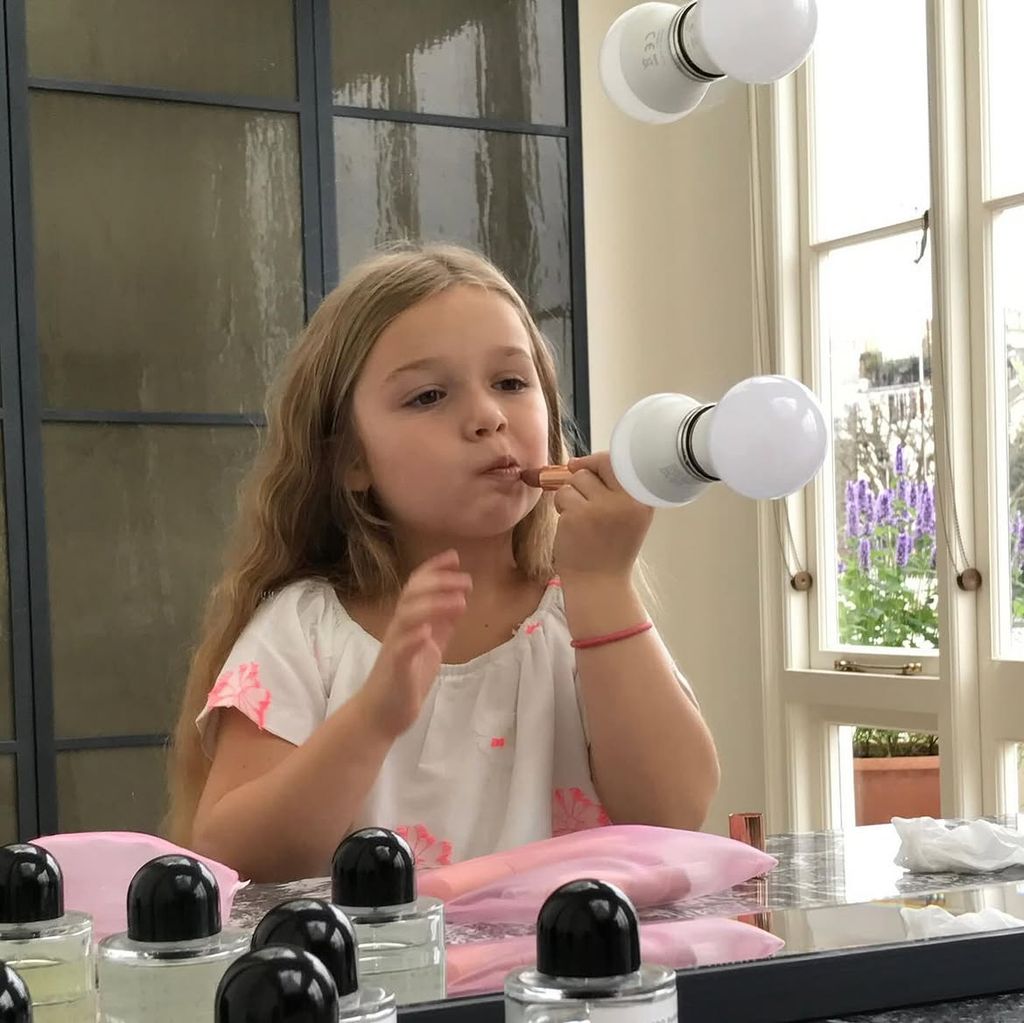 Harper Beckham, de niña en el tocador de su madre