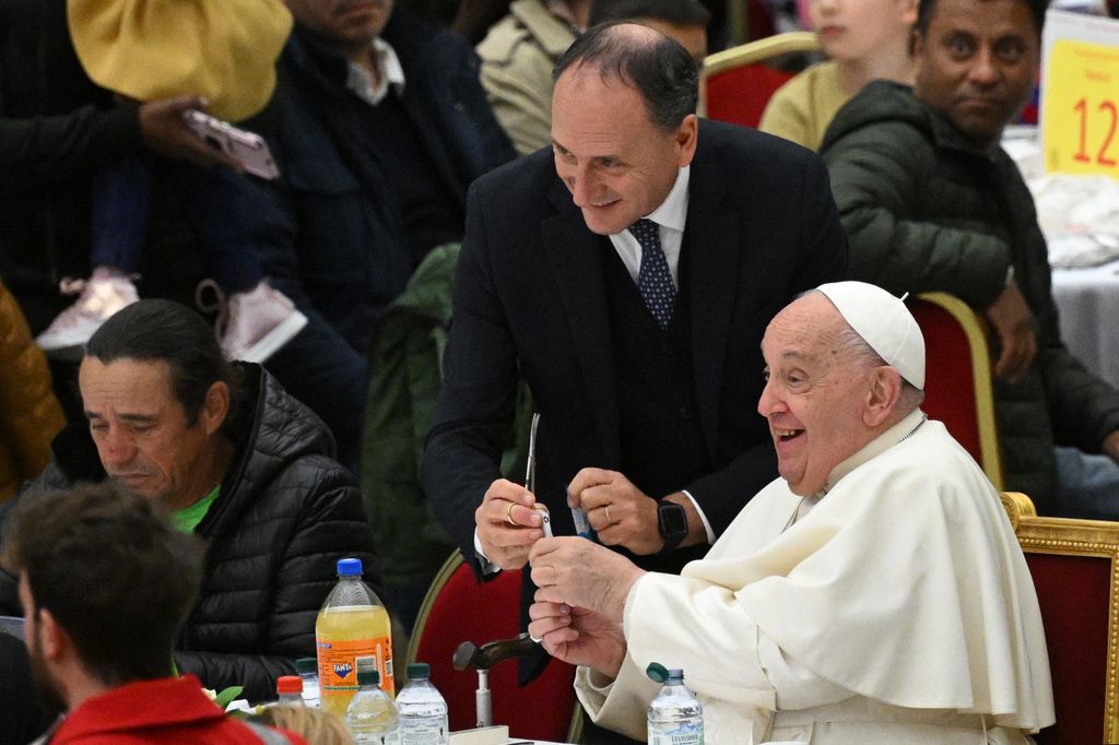 Massimiliano Strappetti, asistente personal de salud del Papa, junto al Santo Padre en un almuerzo organizado por Día Internacional para la Erradicación de la Pobreza, el 17 de noviembre de 2024. 