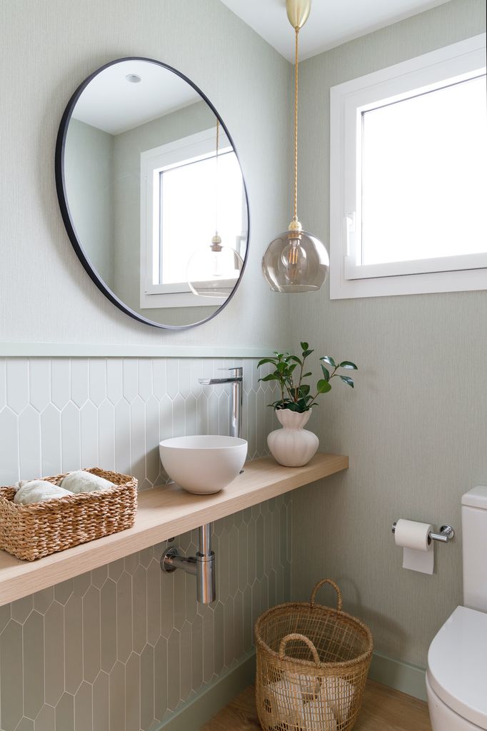 Baño con mueble suspendido.