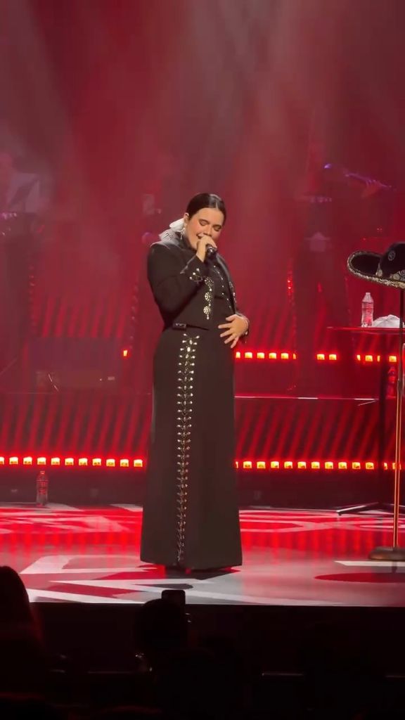 Camila Fernández anuncio su embarazo en pleno concierto.