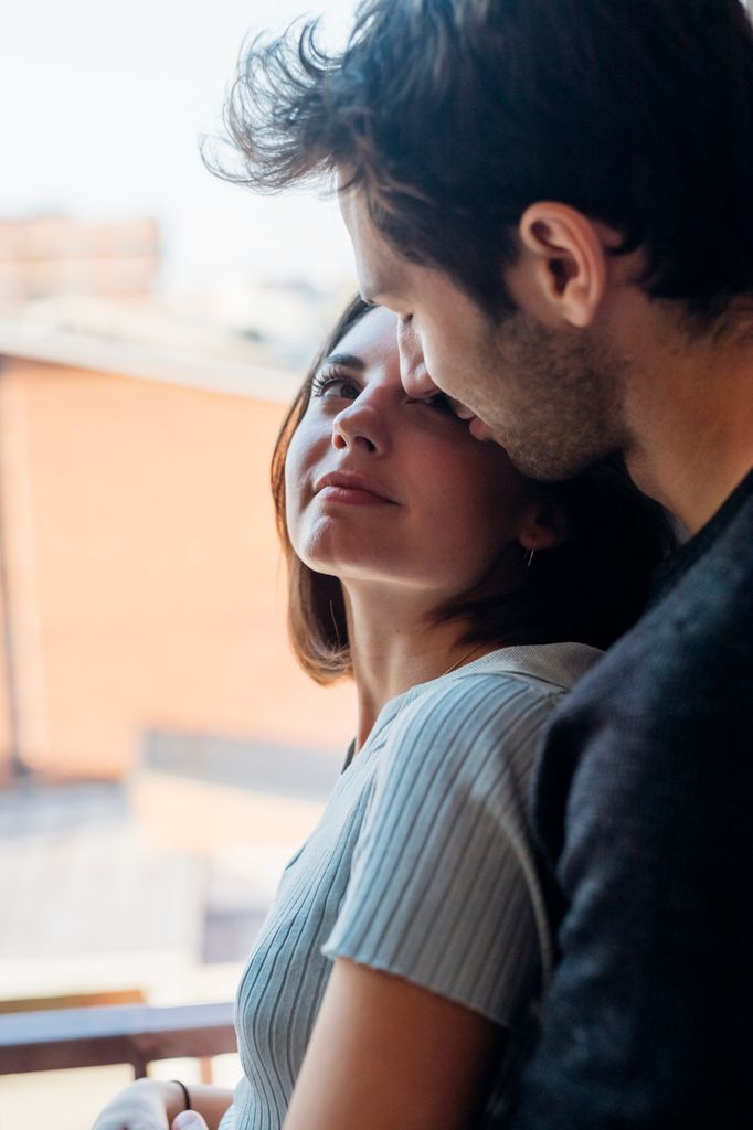 pareja abrazo mirada