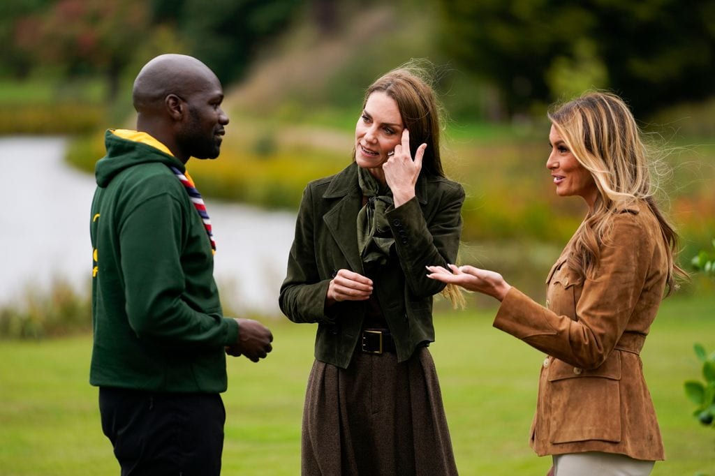 Melania y Kate compartieron un día con los niños Scouts y el jefe de dicho colectivo, Dwayne Fields 