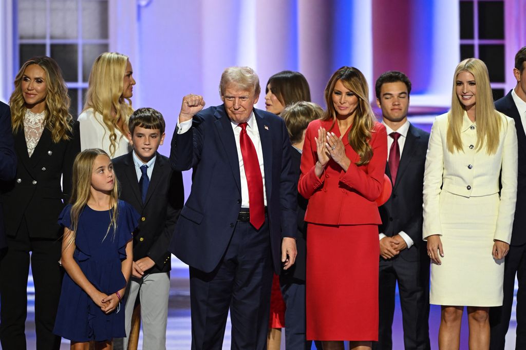 Donald Trump con sus nietos, hijos de Donald Trump Jr., en la convención republicana en Milwaukee, julio 2024