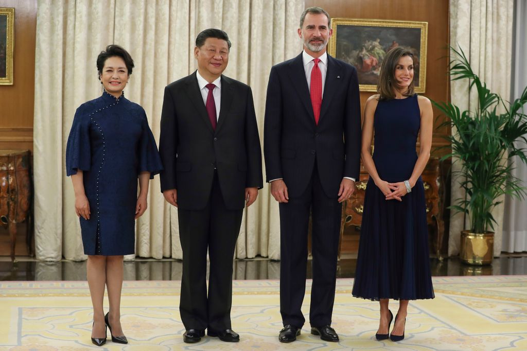 Los reyes Felipe y Letizia,con el primer ministro chino, Xi Jinping, y la primera dama, Peng Liyyan, en  el Palacio de la Zarzuela en 2018