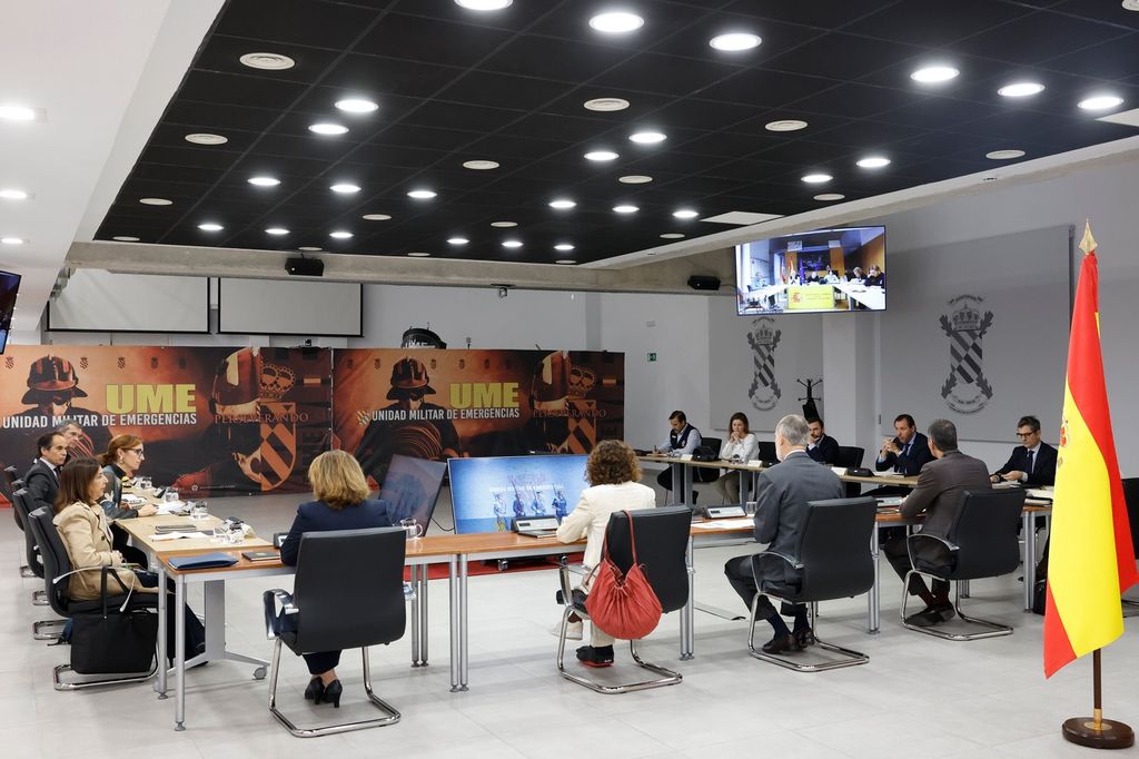 Plano general del rey Felipe en una reunión de crisis de la DANA en Valencia 