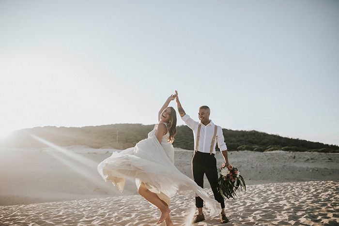 Pareja de novios en la playa