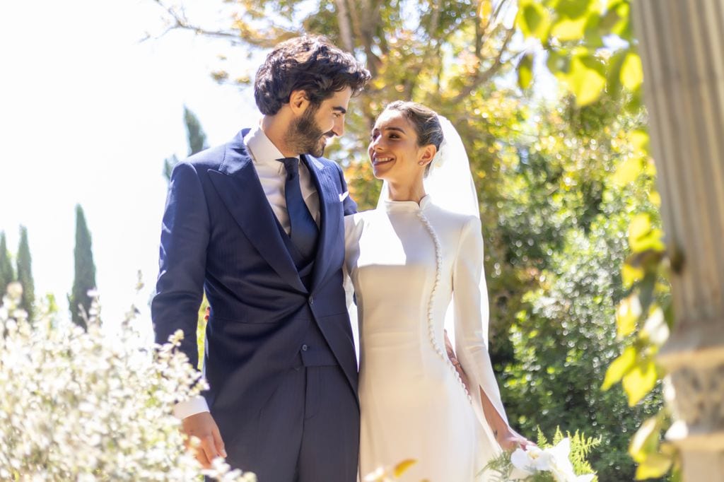 Vestido de novia botonadura lateral Roberto Diz