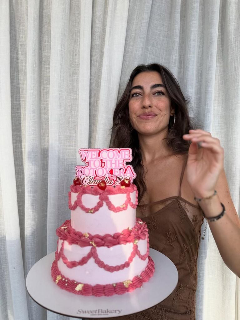 Claudia Ula cumple 30 años y lo celebra con una tarta de lo más original