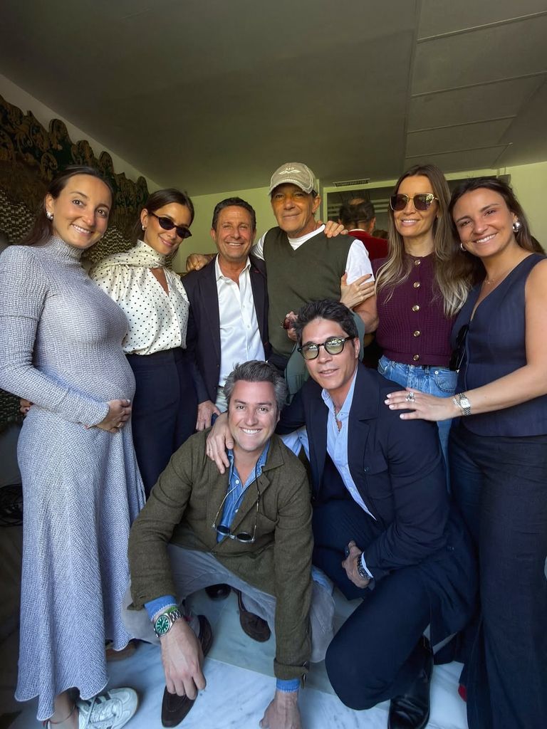 Las Pombo y sus maridos, junto a Antonio Banderas disfrutando de la Semana Santa de Málaga
