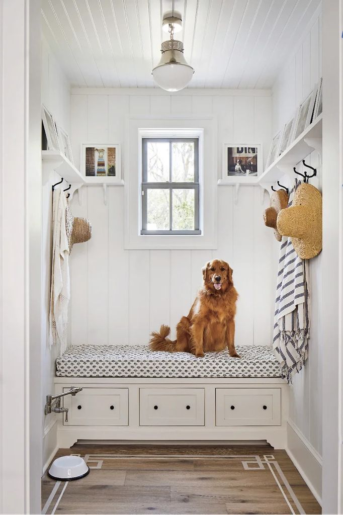 Suelo de madera decorado con cenefa pintada de blanco