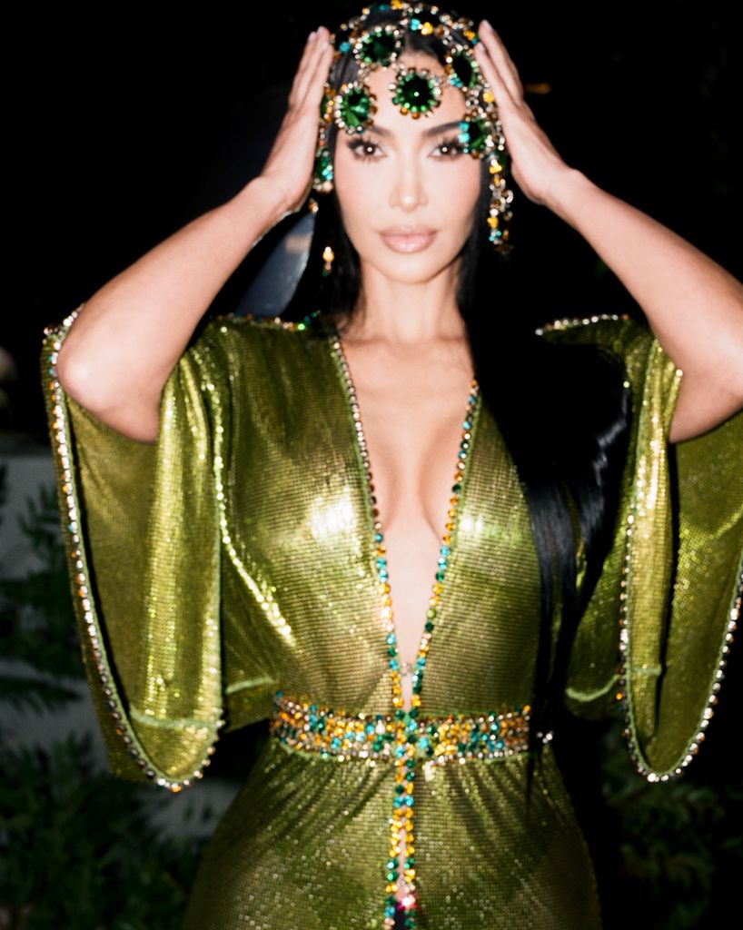 Kim llegó con un diseño verde de Paco Rabanne