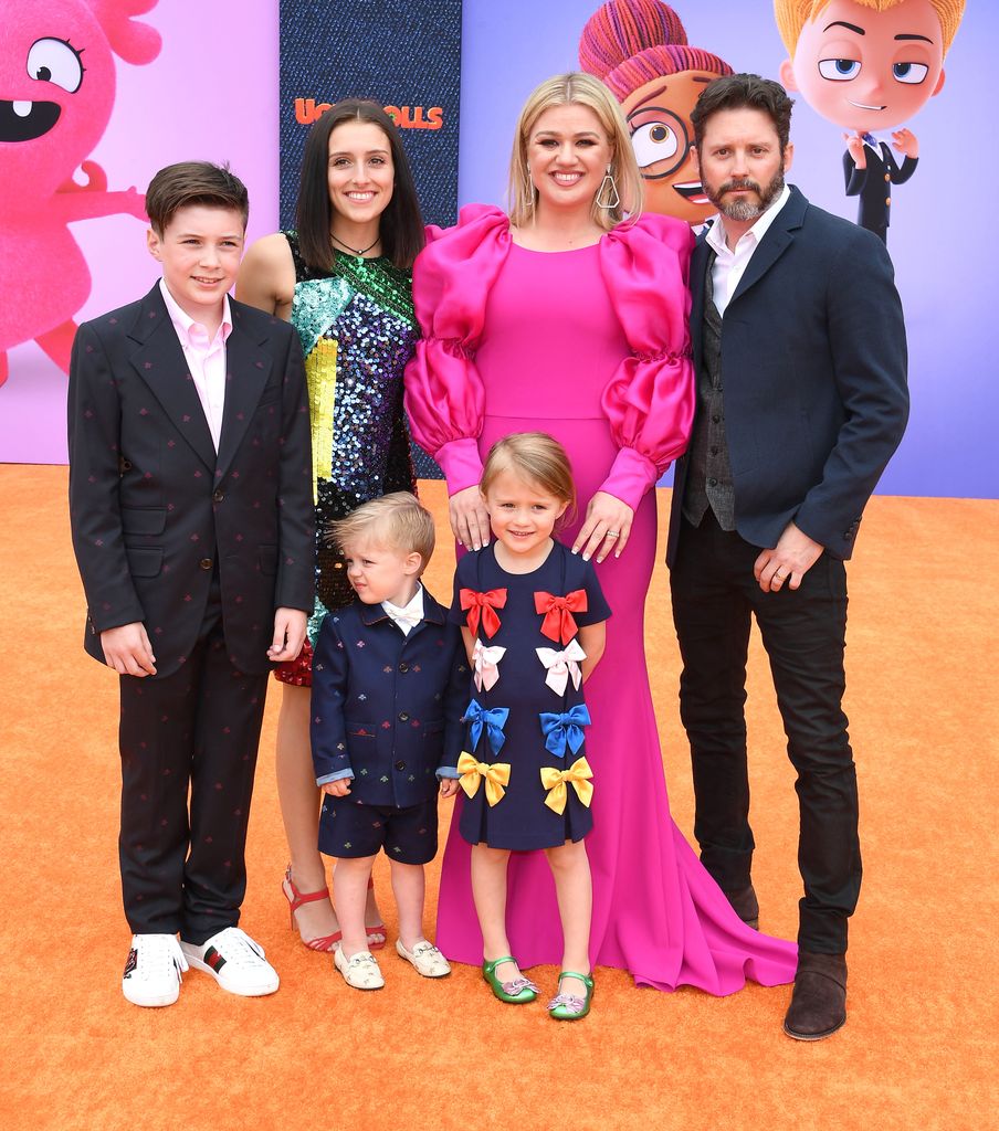 Kelly Clarkson y Brandon Blackstock con Seth, Remington Alexander, Savannah, y River Rose.