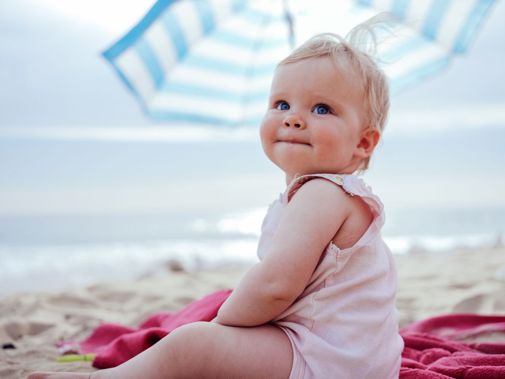 Bebé pequeña en la playa