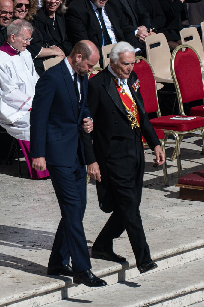 En la foto, el príncipe William llega a las escaleras de la Basílica de San Pedro para el funeral del Papa Francisco en la Ciudad del Vaticano, el 26 de abril de 2025. 