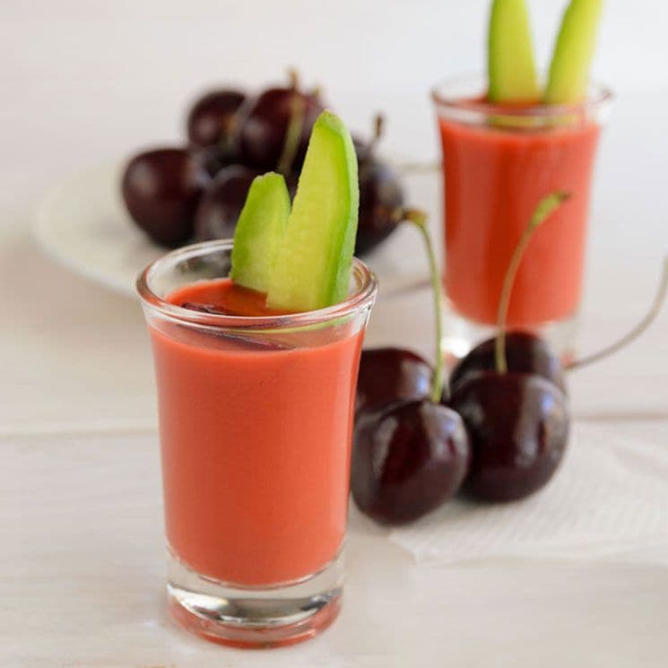 Chupito de salmorejo de cerezas y aguacate
