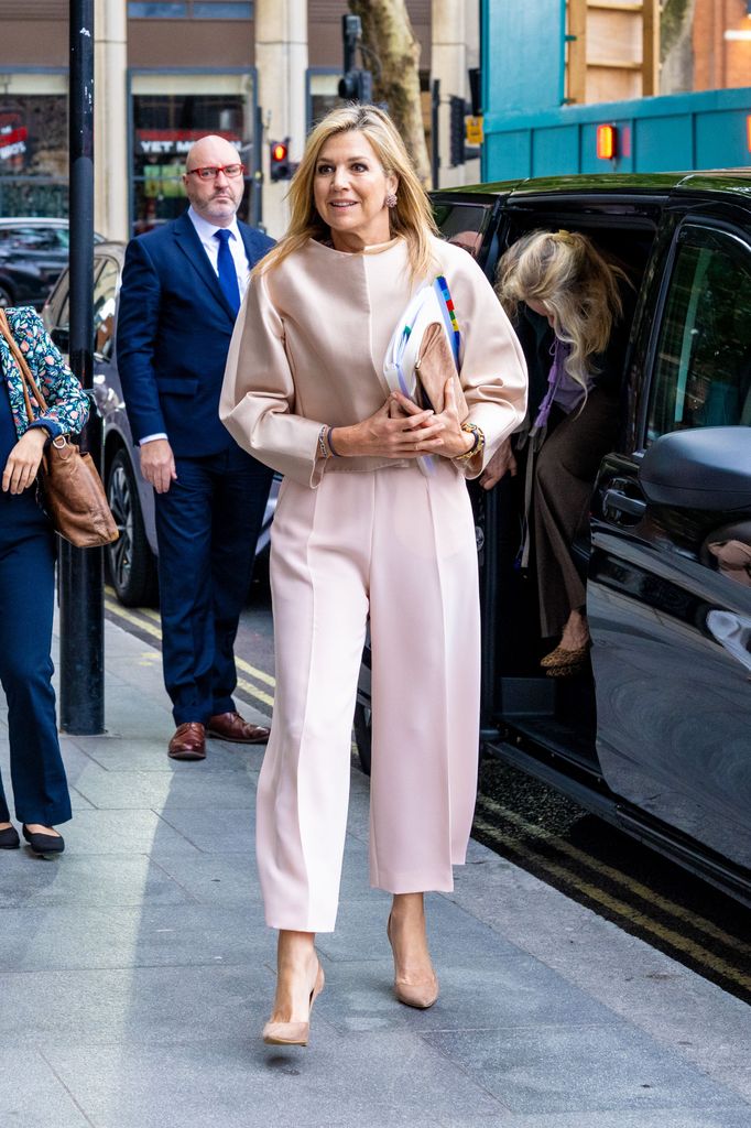La reina Máxima de Holanda en Londres con junto rosa de Natan y joyas espectaculares, 2026.