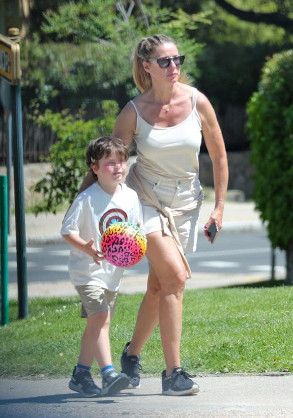 Anne Igartiburu con su hijo