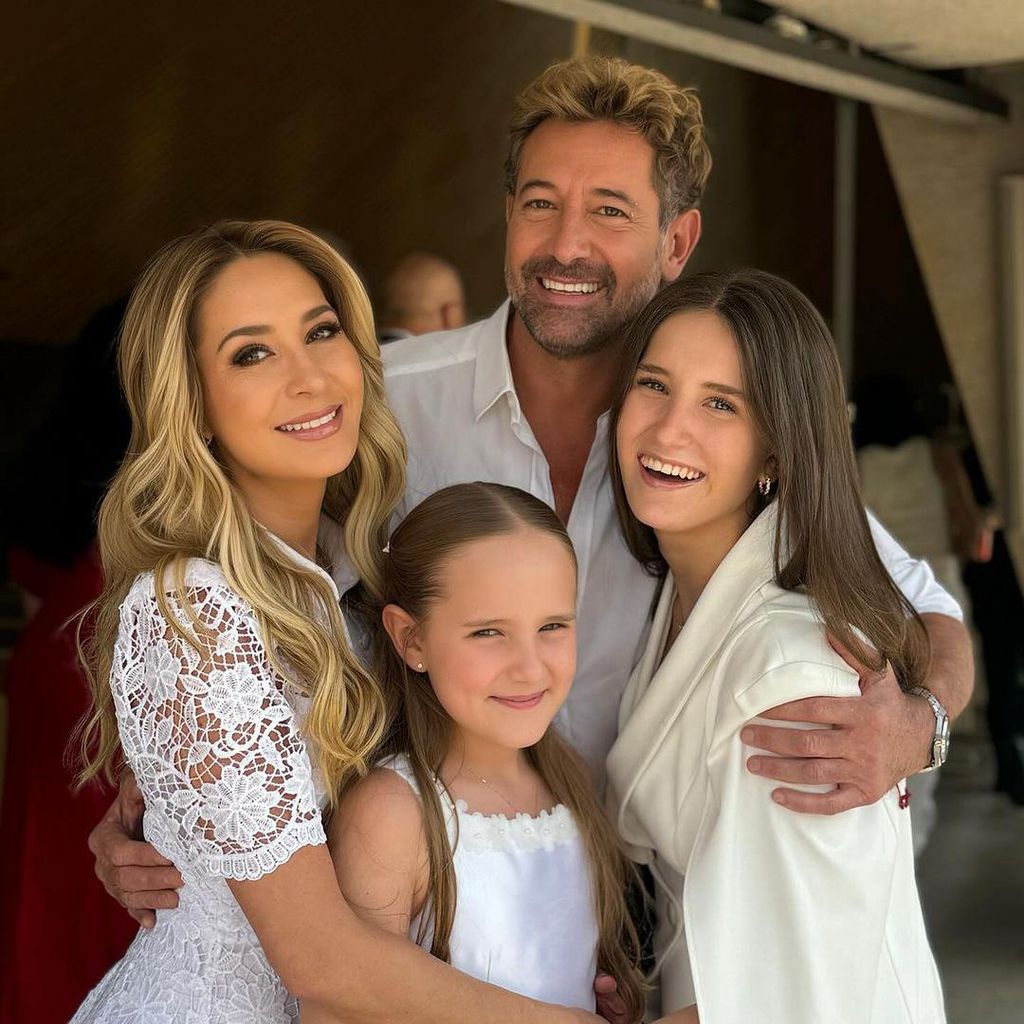 Geraldine Bazán y Gabriel Soto con sus hijas