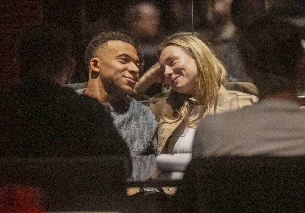 Kylian Mbappé y Ester Expósito fueron vistos juntos durante una salida nocturna en un restaurante en el marco de la Paris Fashion Week. La pareja se mostró cercana, compartiendo miradas y disfrutando posteriormente de una partida de bolos durante la noche del 13 de abril de 2026. 