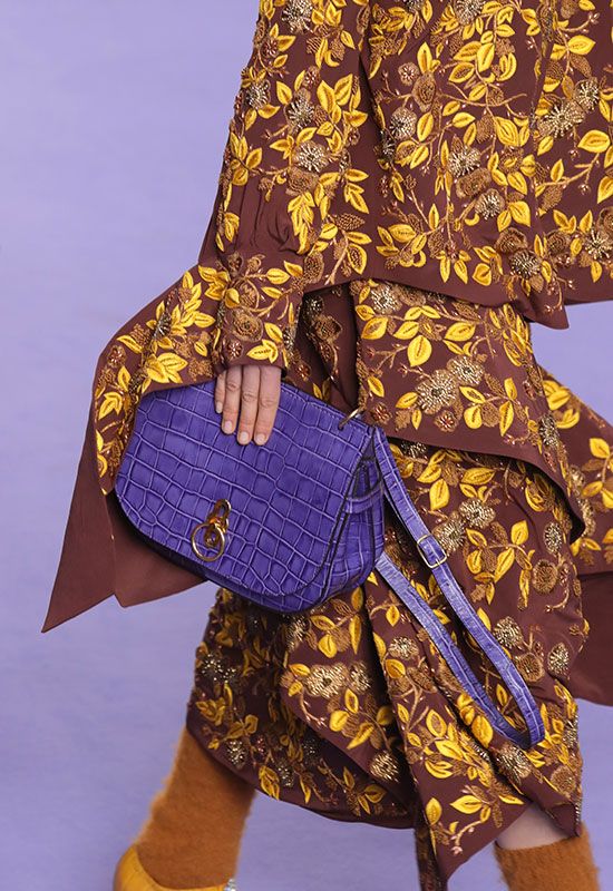 pantone violeta 1