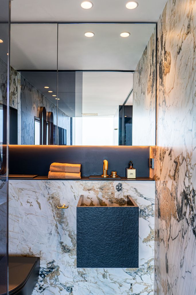 Baño con paredes de mármol. 