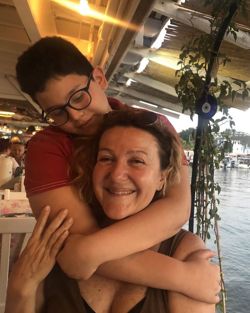 Sumru es madre soltera de Yagmur, un chico que ahora tiene 18 años
