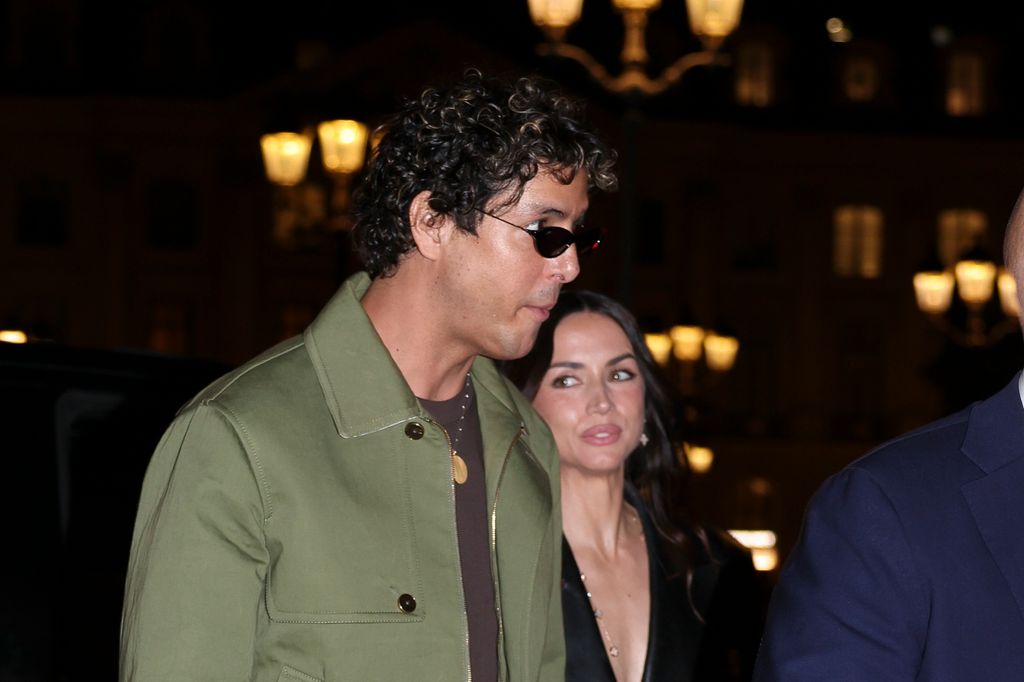 Ana de Armas y Beto Montenegro llegando al desfile de Louis Vuitton en la Semana de la Moda de París