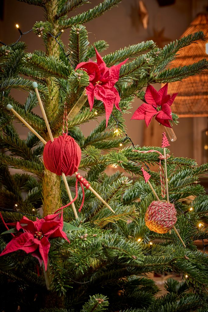 Adorno de Navidad con poinsettias.