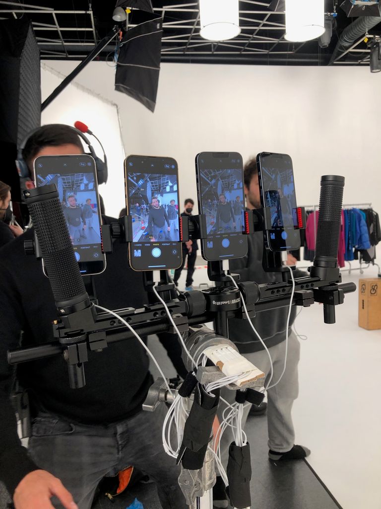 Los iPhone con los que Karen y el resto del equipo grabaron el 'TikTok Live Performance' de 'Motomami', un proyecto que recibió una nominación al Latin Grammy 