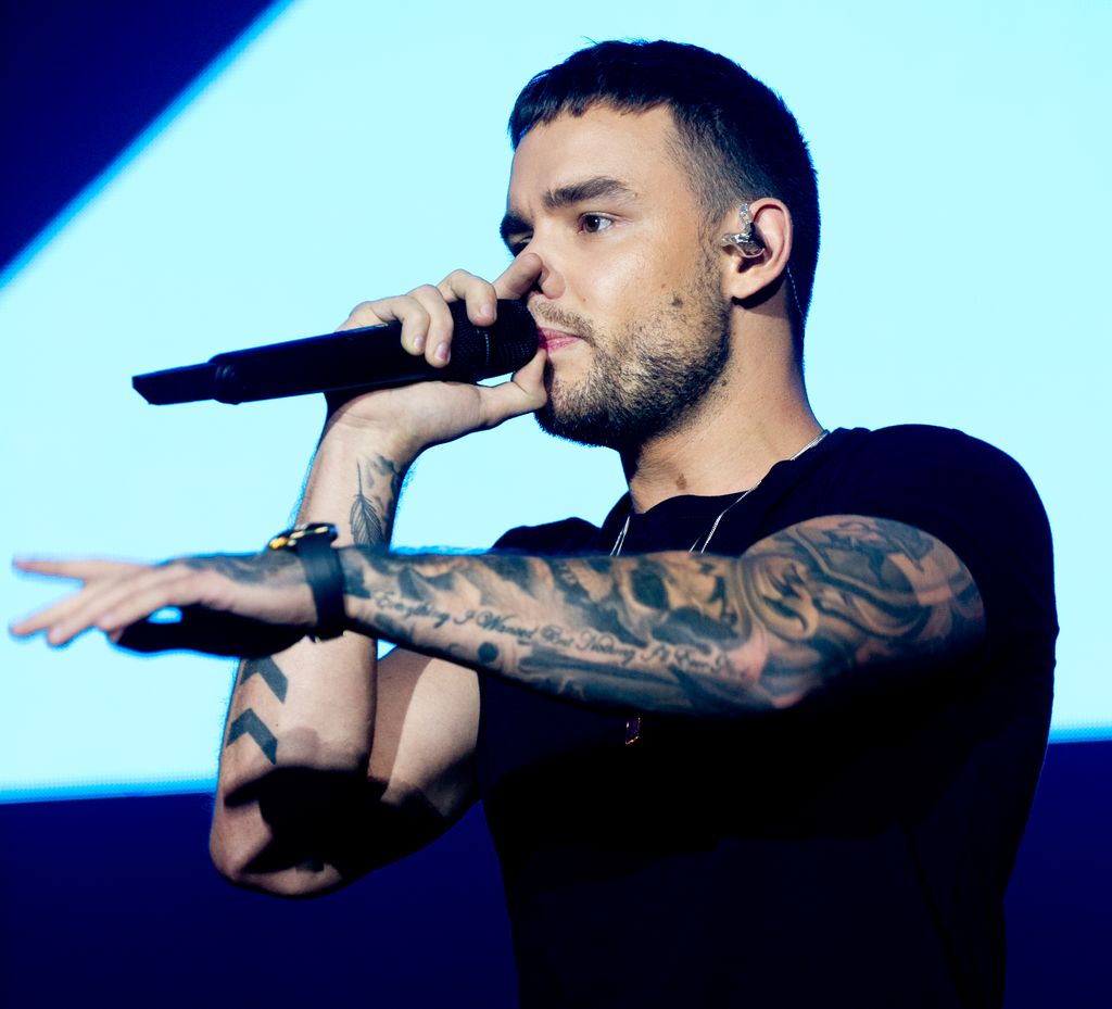 Plano medio de Liam Payne durante un concierto