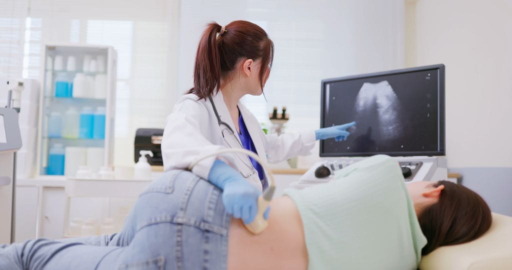 mujer haciéndose una ecografía en el médico