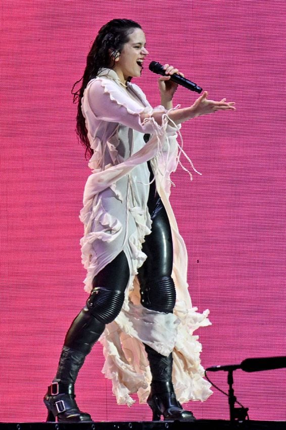 La historia detrás del look nupcial que Rosalía lleva en todos sus conciertos