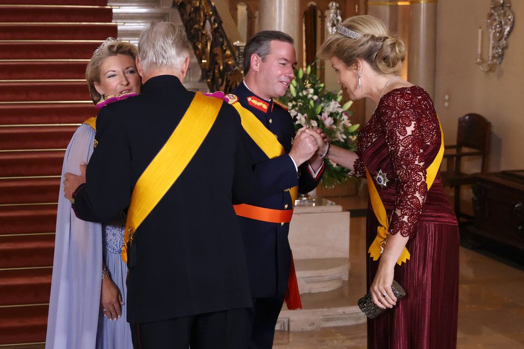 Los reyes de Bélgica, Felipe y Matilda, saludan a los nuevos Grandes Duques de Luxemburgo