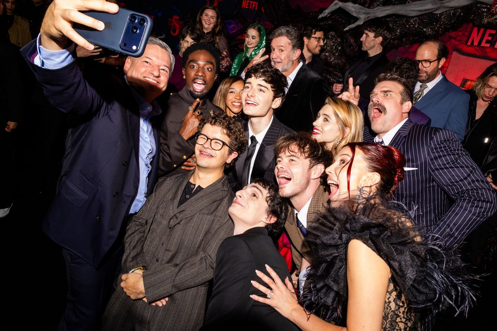 Elenco y staff de la serie, como Ted Sarandos, Co-CEO, Netflix, Caleb McLaughlin, Priah Ferguson, Joe Chrest, Dan Cohen, Gaten Matarazzo, Noah Schnapp, Natalia Dyer, Charlie Heaton, Finn Wolfhard, David Harbour, Brett Gelman, Millie Bobby Brown y Jamie Campbell Bower en la premiere de 'Stranger Things'