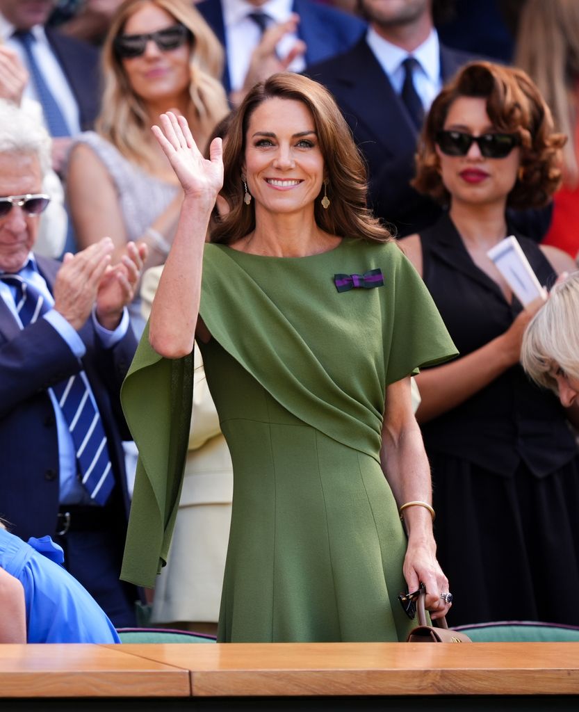 Kate Middleton, reina indiscutible de Wimbledon, sorprende por segundo día consecutivo con un elegante vestido verde y su familia (casi) al completo.