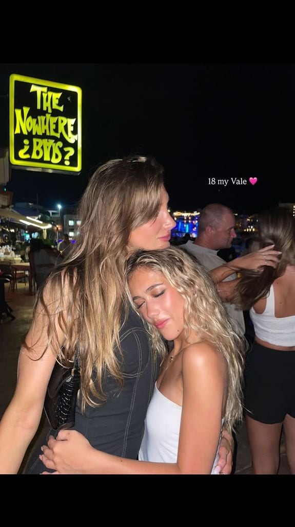 Mathilde Pinaul compartió esta foto para felicitar a su hermana Valentina Paloma.