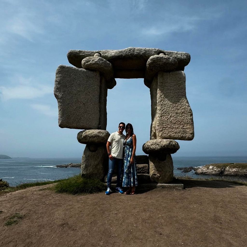 Christian Gálvez y Patricia Pardo celebran sus bodas de algodón en el mirador Ventana al Atlántico, Galicia, 29 de julio de 2024