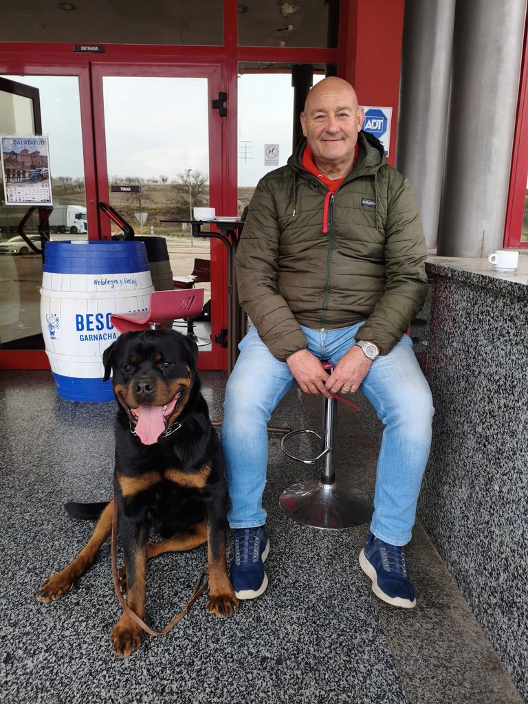 Enrique Molina posa junto a un rottweiler, uno de los perros con los que trabaja, en una imagen que refleja la conexión, la confianza y la disciplina que forman parte del adiestramiento canino