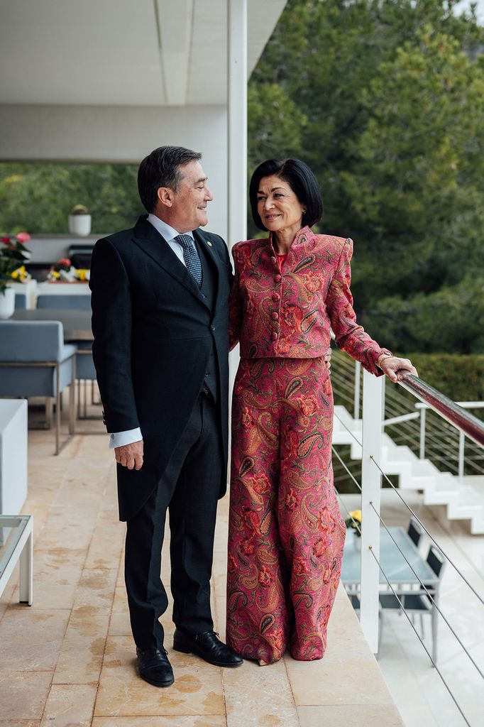 Madre de la novia con traje estampado de colores