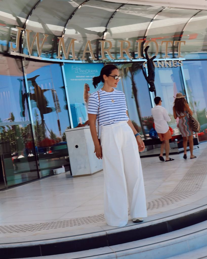 Tamara Falcó con camiseta de rayas, pantalones blancos y coleta a media altura en Cannes.