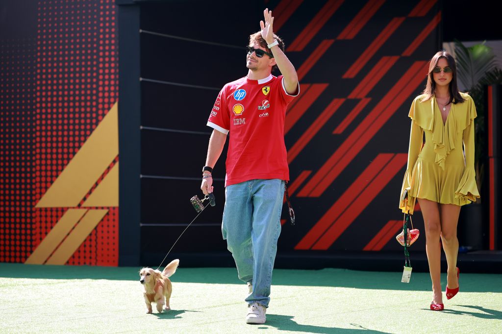 Desde su arribo a México, Charles Leclerc, Alexandra Saint Mleux y su perrito Leo han acaparado las miradas